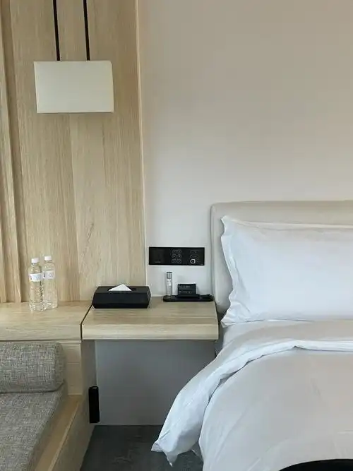 「二十輪旅店 大安店」房間黑白簡約,小小的不大但很舒適,有小美犀