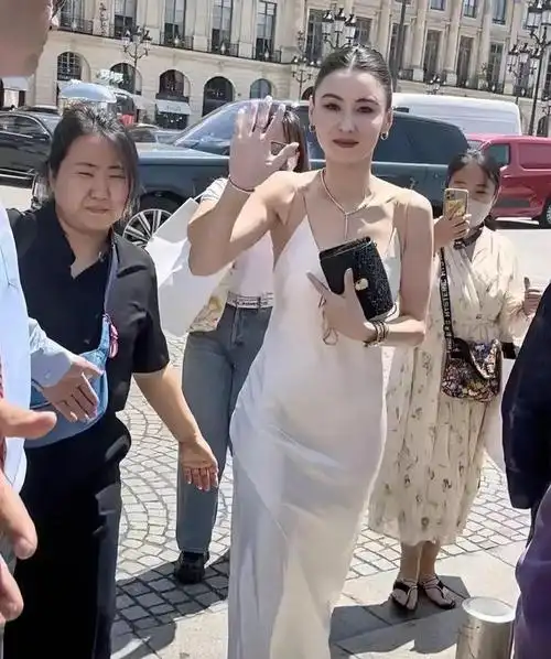 张柏芝巴黎亮相,"奶油裙"配贴发造型显肩宽,手臂壮硕很出戏