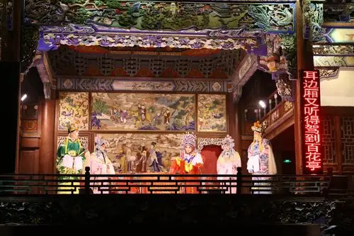 大戏台演出着京剧的经典曲目《贵妃醉酒》