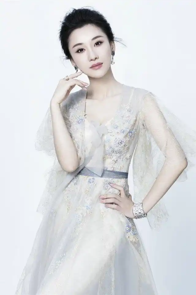 朱子岩优雅长裙写真,气质清新,姿色天然