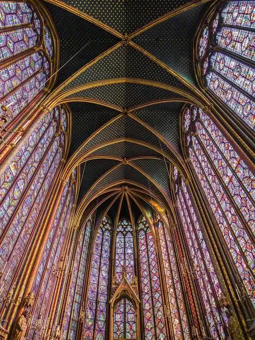 巴黎圣礼拜堂,位在西堤岛上的一座哥德式教堂,内部建筑做工细致且鲜艳