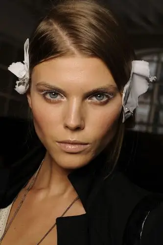 白色眼线的夏日清凉感 donna karan 2010纽约时装周妆容直击