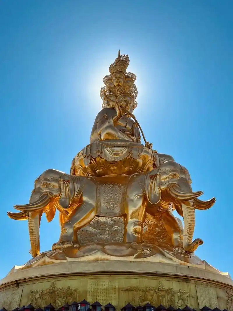 看到云顶的幸运 峨眉山金顶普贤菩萨 又是日行万步的一天～去峨眉山的