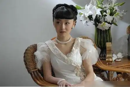 说起李曼,也许很多网友表示不熟,甚至不认识,但在谍战剧《黑狐》中,她