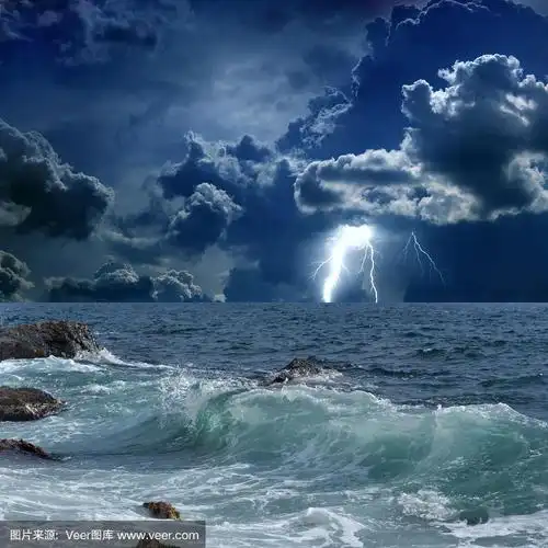 波涛汹涌的海面,闪电