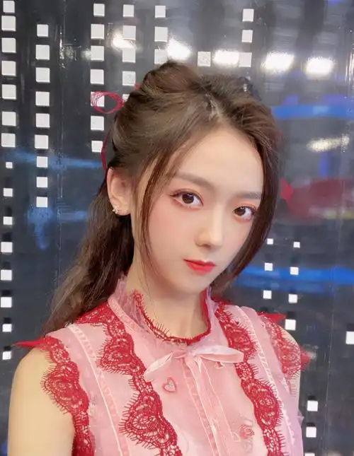 解说灵儿说错话踩着笑影来捧久诚梦泪表示这女的故意引战