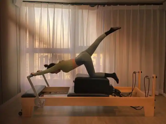普拉提核心床拍照姿势