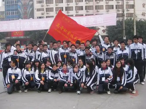 活动现场中尤其值得关注的是我院青年志愿者队伍,他们身着整齐的校服