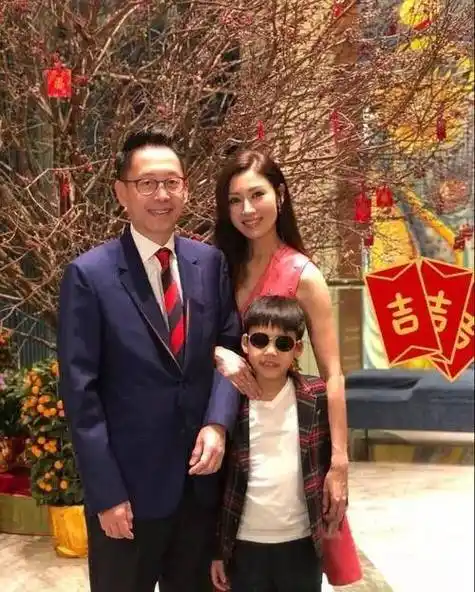 霍启刚和郭晶晶今年秀恩爱,过年陪她回娘家,李嘉欣却被赶出家门