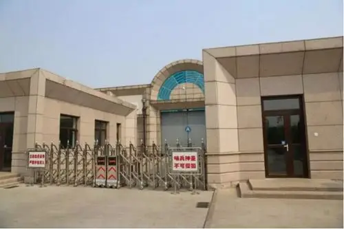 图为监狱大门.