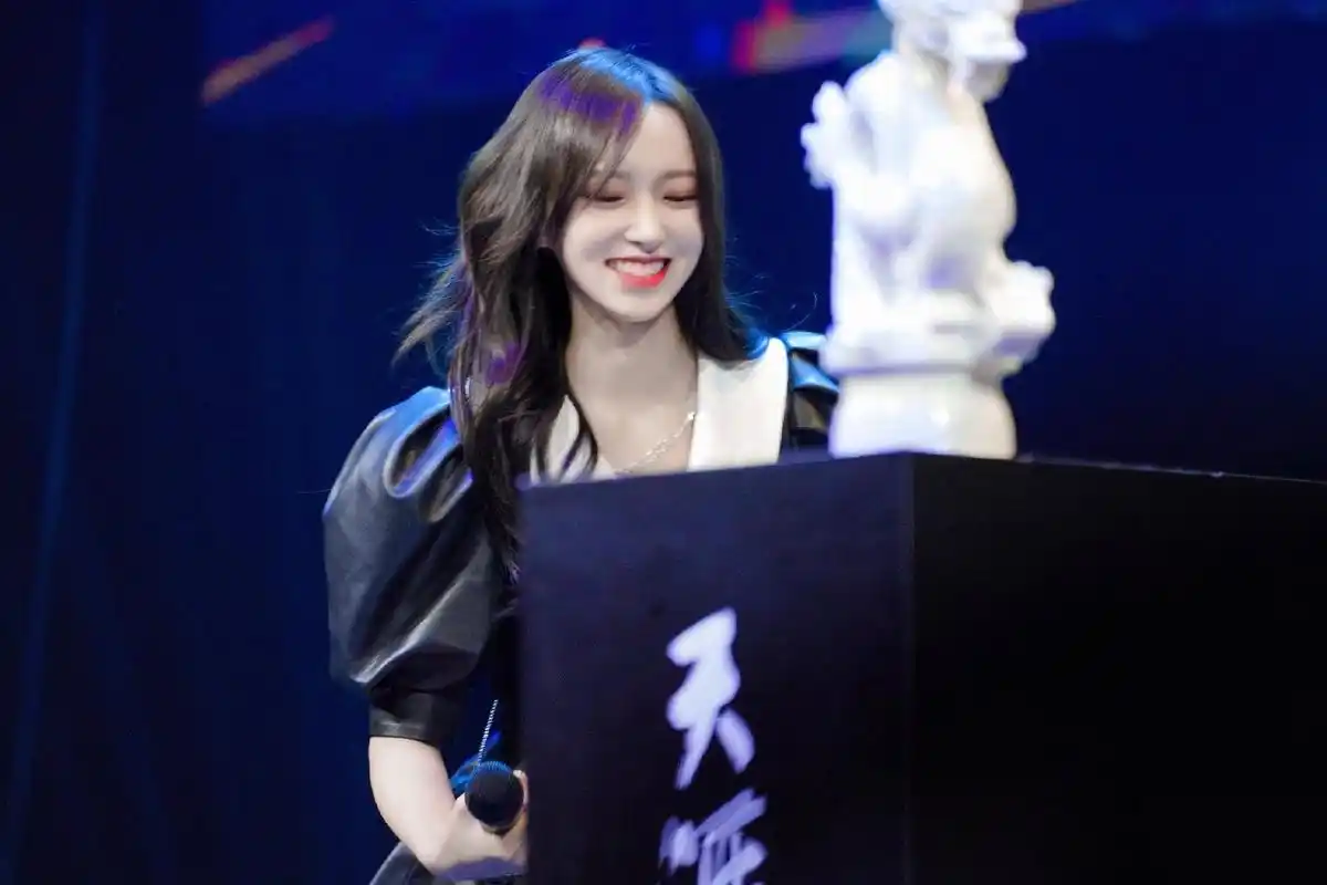 程潇甜美酷飒系图片:姐姐也太美了