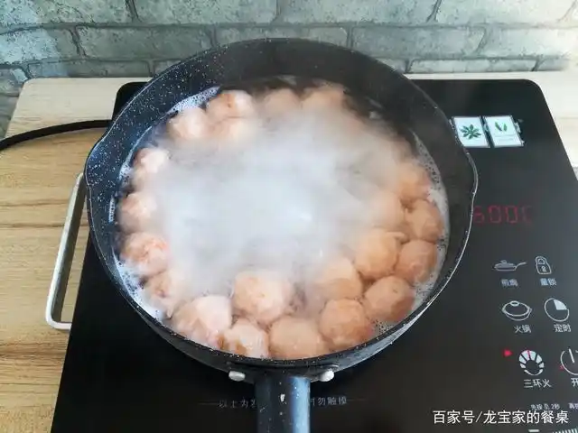 第七步:虾丸全部刮好后,开大火煮开浮起,多煮2分钟,彻底煮熟透.