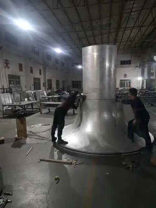 设计师们使用先进的cad(计算机辅助设计)和cam(计算机辅助制造)软件