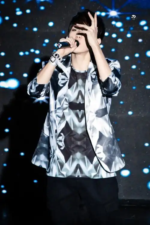 《咆哮》,《狼与美女》,《十二月的奇迹》,《mama》,你们最爱exo的哪