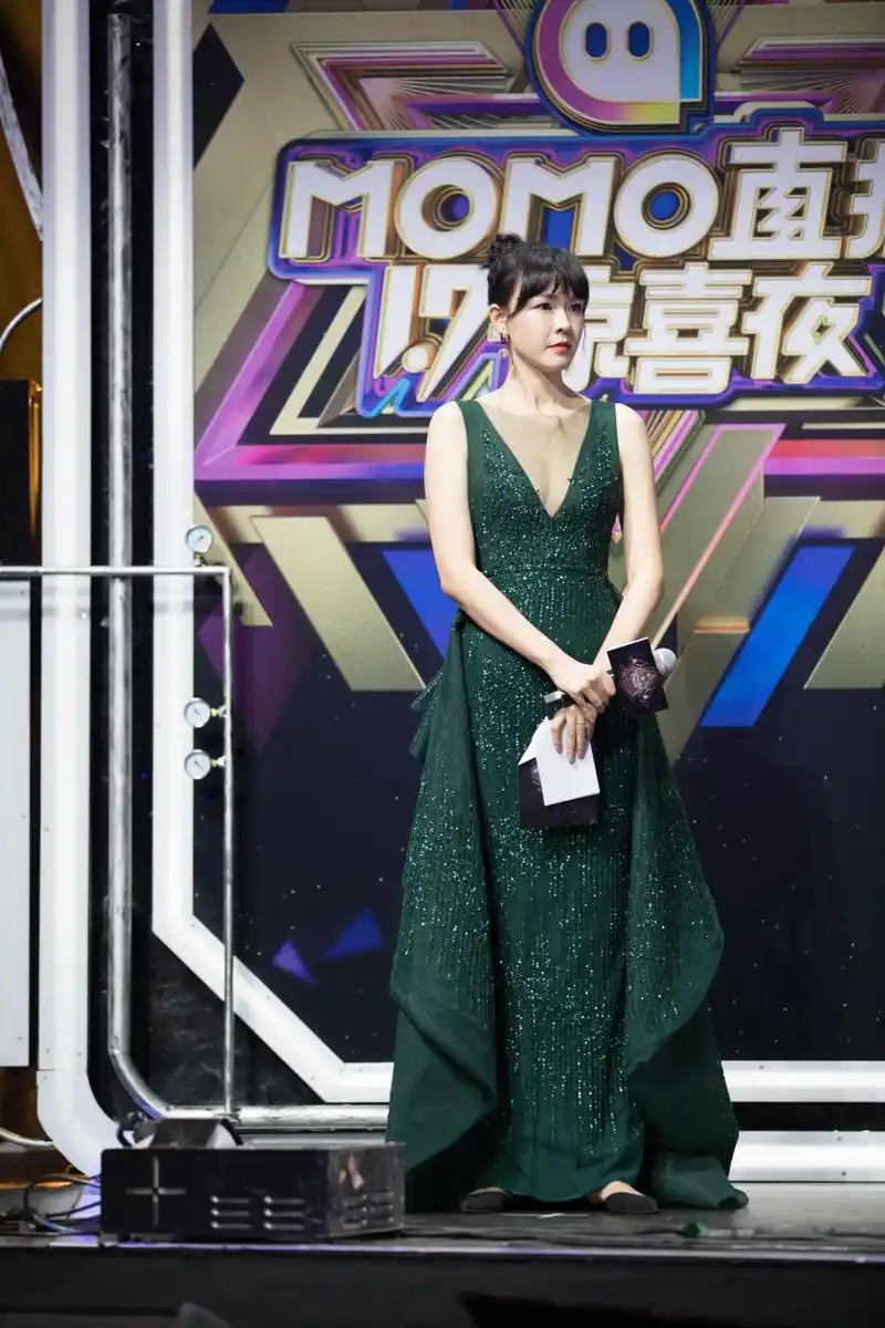 超模李艾现身陌陌直播17惊喜夜 温柔优雅主持惊艳全场