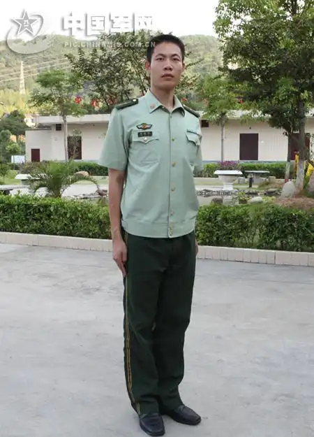 我的军装是陆军夏常服短袖上衣,军官的,有姓名牌魔术贴的,但是军衔是