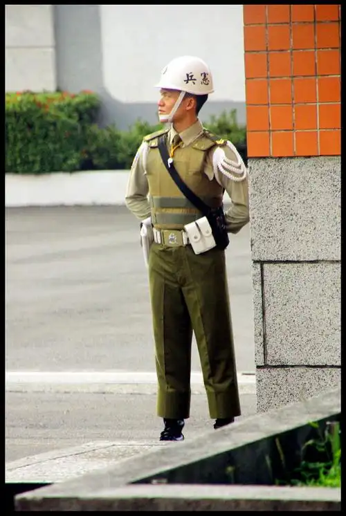 拉近镜头发现这里是"宪兵指挥部".在民族东路看到有一座军营.