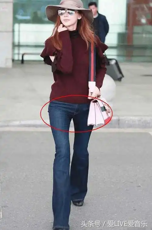 43岁林志玲穿紧身牛仔裤,腿缝太宽好尴尬,网友:真是没闲着!