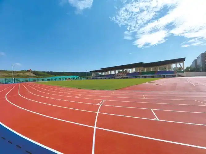 新建的田径场已准备就绪
