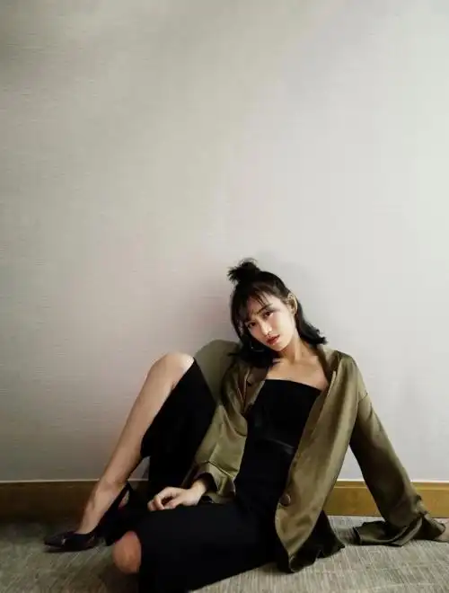 演员王可如隋源出席颁奖盛典率性优雅气场全开