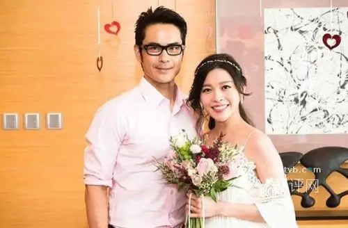 赖慰玲扮镇定签字结婚 不会再搞婚宴