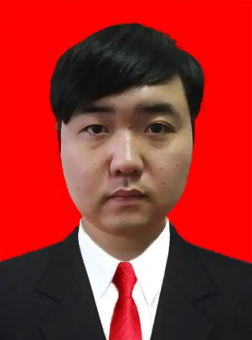 ps高手请帮忙把这张照片p成红底证件照!火急,在线等.谢谢了先