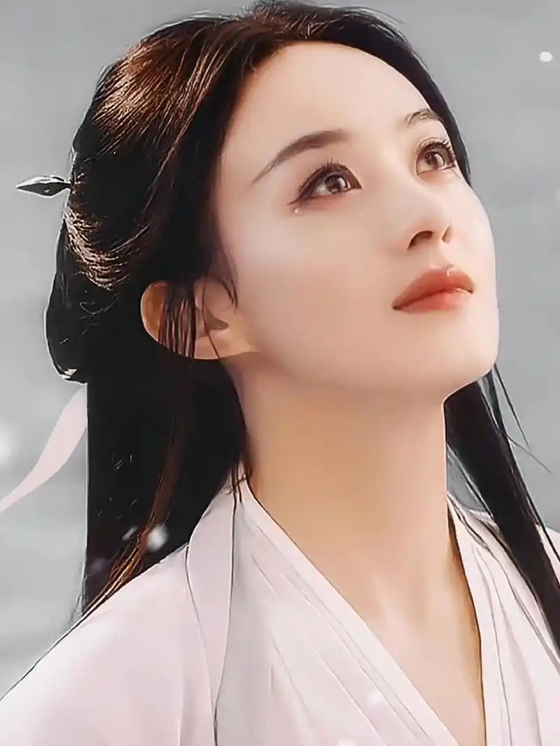 赵丽颖新剧《与凤行》杀青特辑里也太高能吧,颖宝的打戏行云流水,眼神