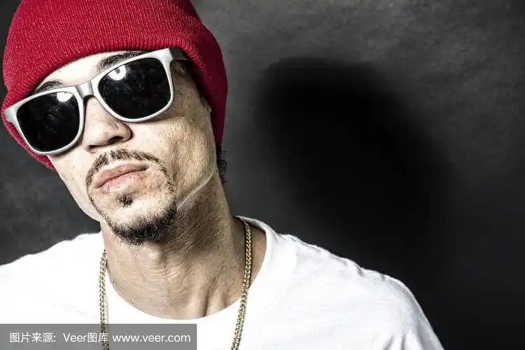 戴着墨镜和红帽子的黑人嘻哈说唱歌手