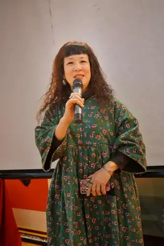 画家黄雅丽献唱