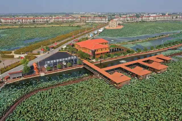 这是位于江西南昌市新建区象山镇的河林村荷花观光园区一景(10月杖