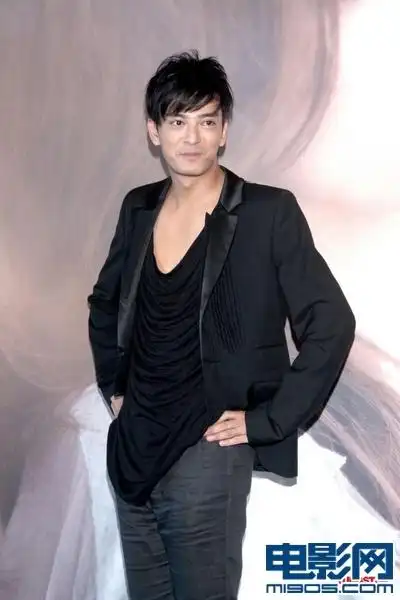 陈晓东当场试穿红色内裤 准新郎难掩幸福之情