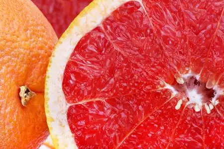 葡萄柚养乐多新鲜红葡萄柚切片特写,水果背景照片
