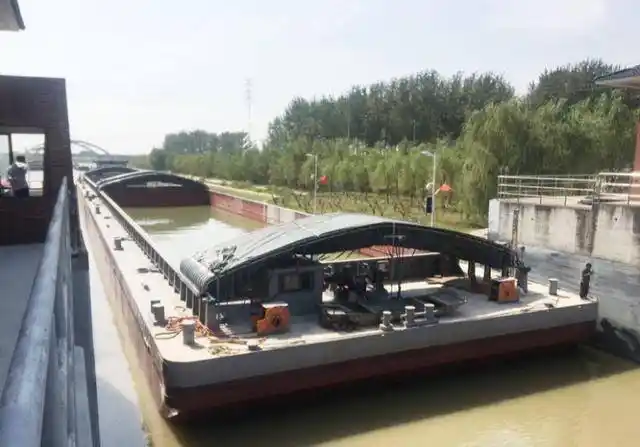 大型顶推船队通过宿迁成子河船闸