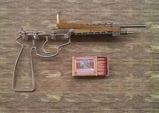 火柴枪就是其中之一,它结构简单,用自行车链条,皮筋还有铁丝就可以造