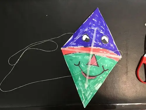 保利玫瑰湾幼儿园空中课堂之手工作品之小风筝飞呀飞