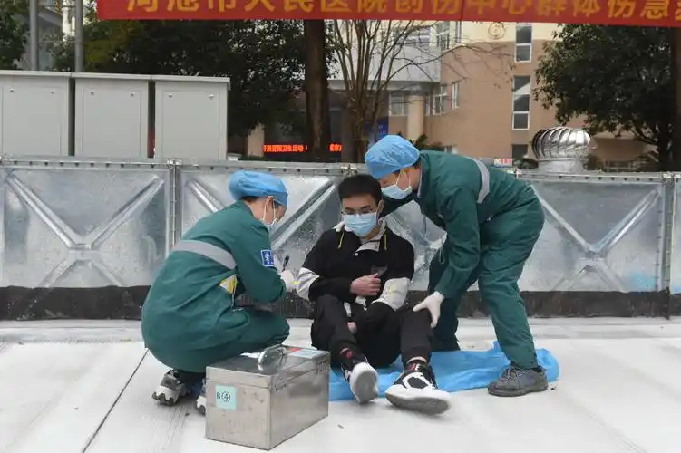 我院开展创伤中心群体伤急救演练