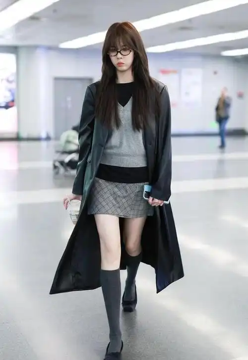 宋妍霏现身北京机场身穿黑色大衣灰色马甲短裙韩范十足