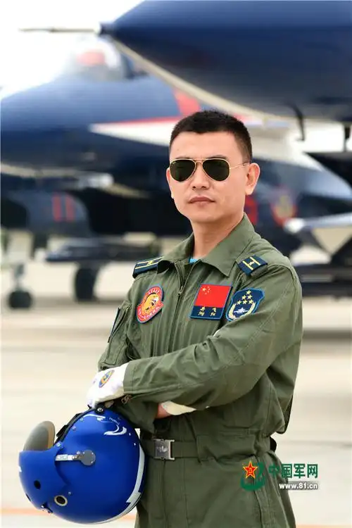 冲上云霄八一飞行表演队飞行员帅气定妆照组图1924