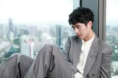 分享一组刘昊然图片给大家,图中的明星图片壁纸会点缀你的电脑桌面