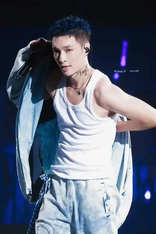 张艺兴蓝色碎盖短发