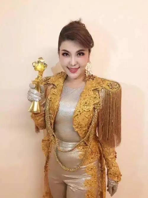 草原歌手乌兰图雅:将歌声传遍全国,前男友父母看到她就会流泪