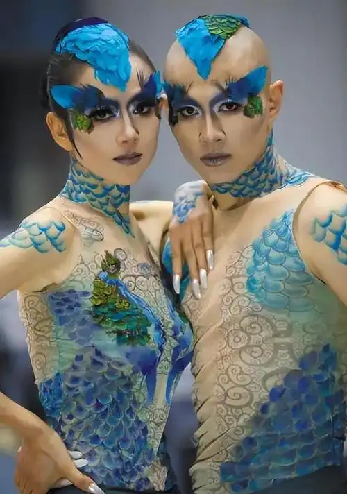 杨丽萍上台没穿衣服?服装都是彩绘的,镜头放大时太"惹眼"