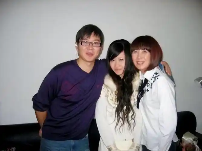 回顾主持人赵川经历两次失败婚姻三婚娶小16岁空姐才懂得婚姻