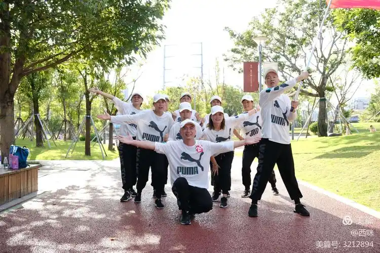 九人团体赛合影