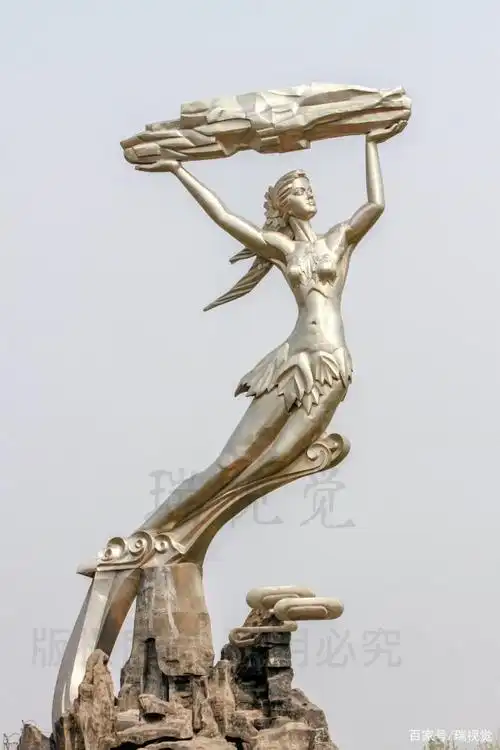 西华县城又名"娲城".图为县城一个路口的女娲炼石补天雕塑.