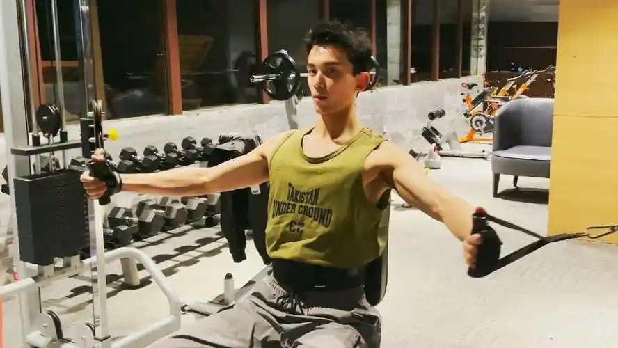 在一众虚假肌肉衣里,为了一场脱衣服的戏健身4个月的吴磊,显