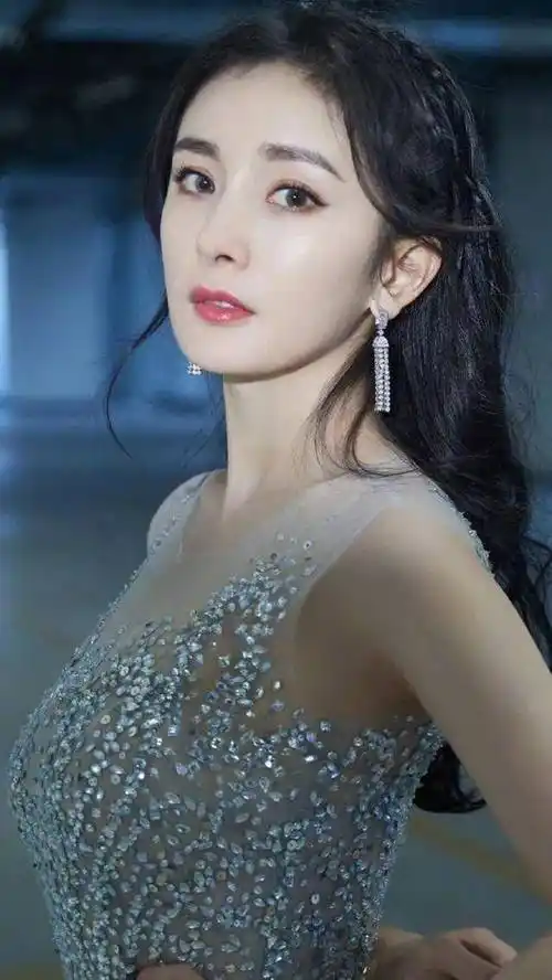 论深v,永远没有人比得过杨幂,一v到底的大幂幂性感又霸气!