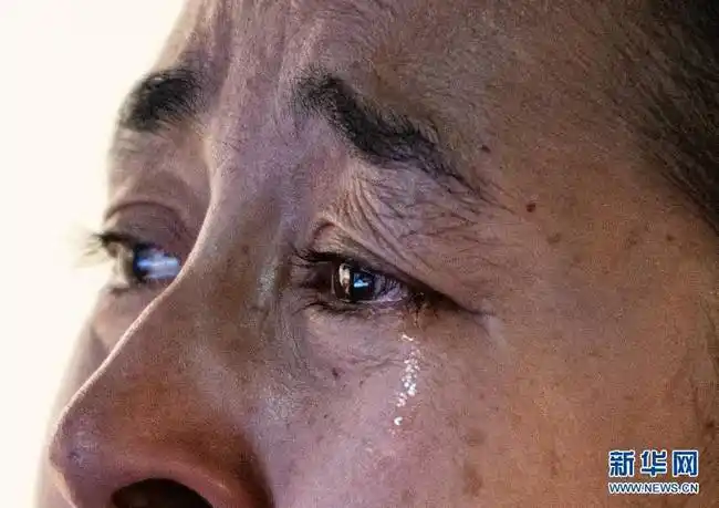 新疆公安烈士遗孀清明节祭奠英雄追忆亲人