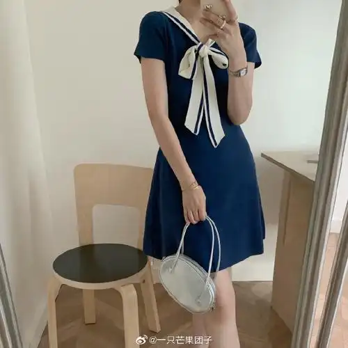 海军领针织连衣裙  模特图