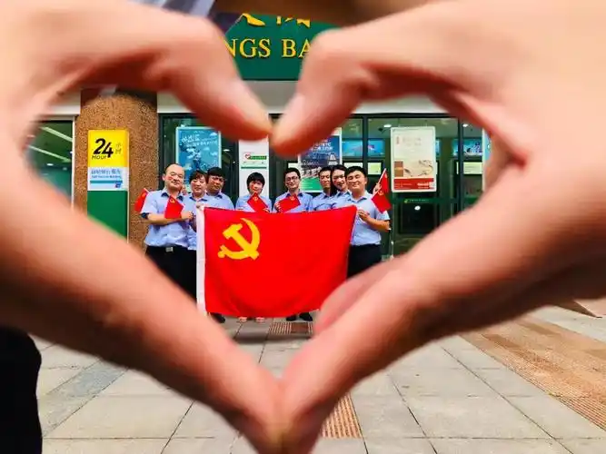 作品选登 | 我与党旗合个影